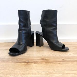 Block heel, peep toe bootie Size 7.5 Excellent con